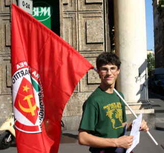 Ragazzo con bandiera comunista